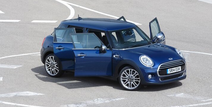 Mini 5 porte va a canestro in Serie A