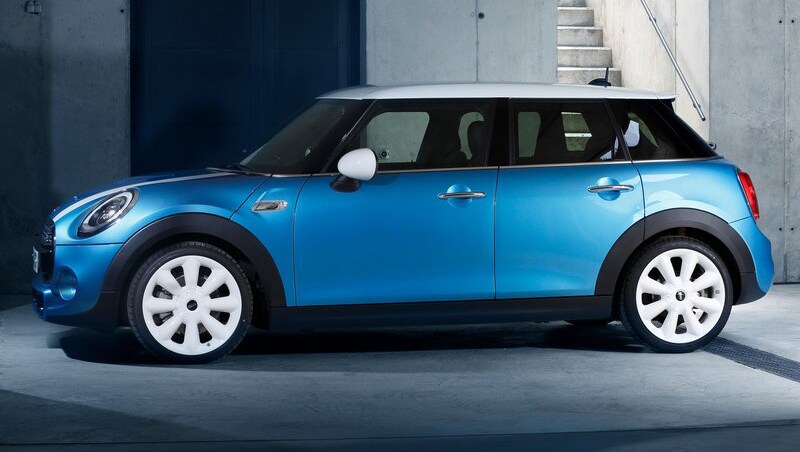 Mini 5 porte va a canestro in Serie A