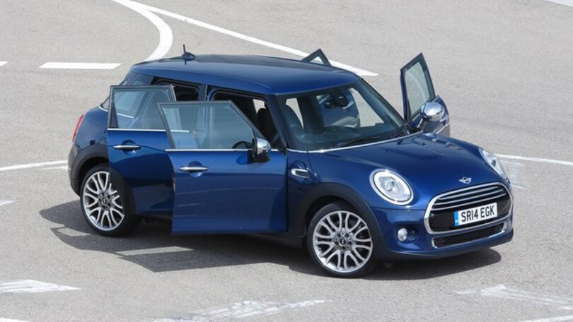 Mini 5 porte va a canestro in Serie A