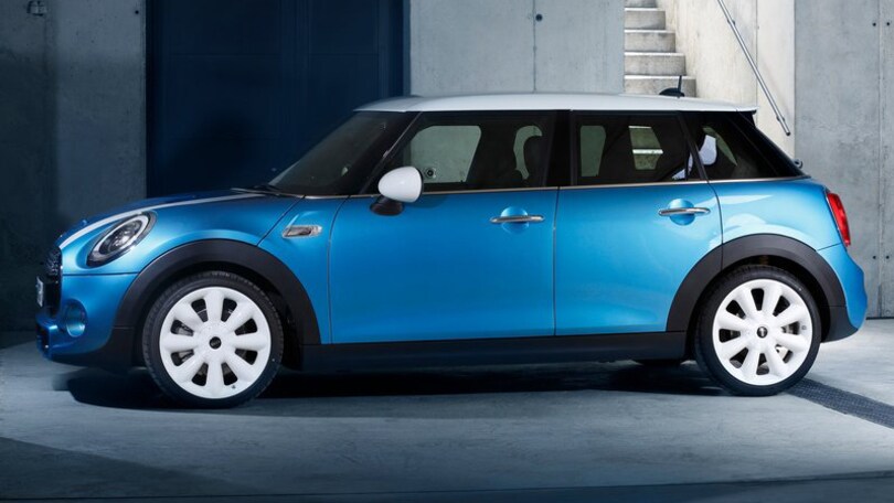 Mini 5 porte va a canestro in Serie A
