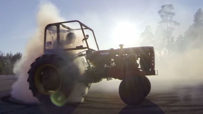 Il vecchio trattore Volvo diventa un mostro da drifting