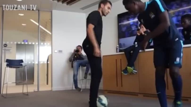 Il freestyler fa impazzire i ragazzi del Manchester City