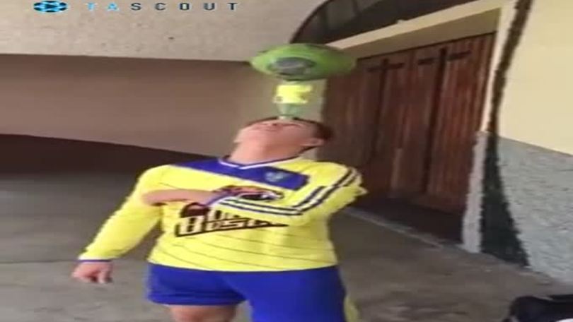 Josè controlla il pallone...con una bottiglia!
