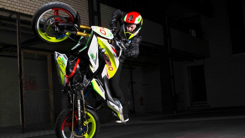 BMW lancia la sua moto da stunt