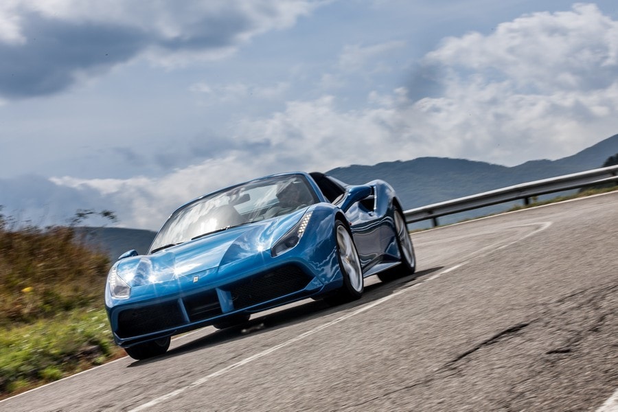 Ferrari 488 Spider, sinfonia in blu