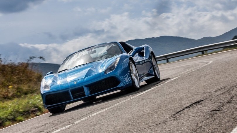 Ferrari 488 Spider, sinfonia in blu