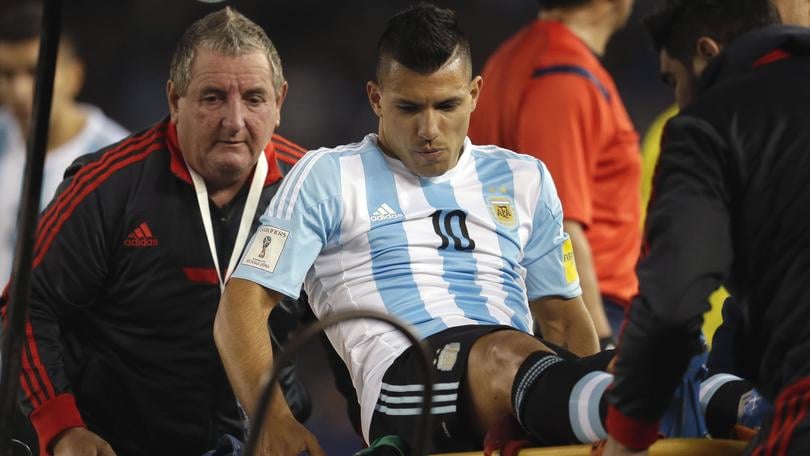 Aguero, la 10 di Messi non porta bene: infortunio e barella dopo 23 minuti