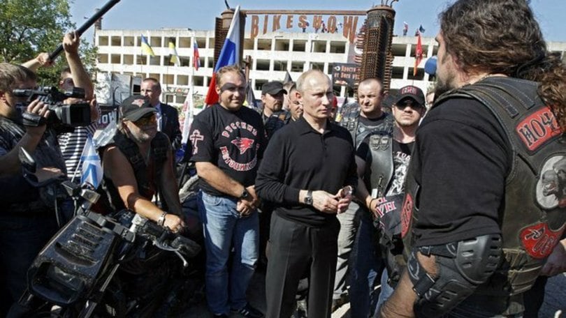 I biker di Putin costruiscono chiesa subacquea