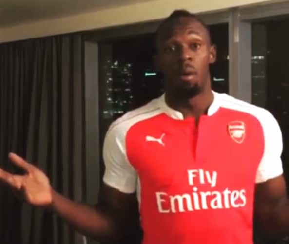 Il Red Devil Bolt con la maglia dell'Arsenal. Ecco perché