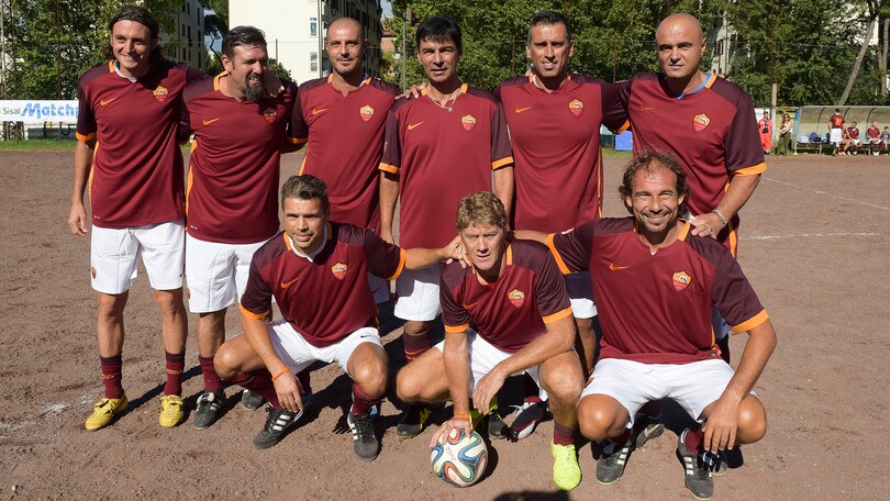 Roma, Sabatini dà il calcio d'inizio all'amichevole Vecchie Glorie - Liberi Nantes