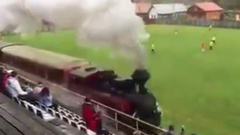 Clamoroso, un treno a vapore a bordo campo!