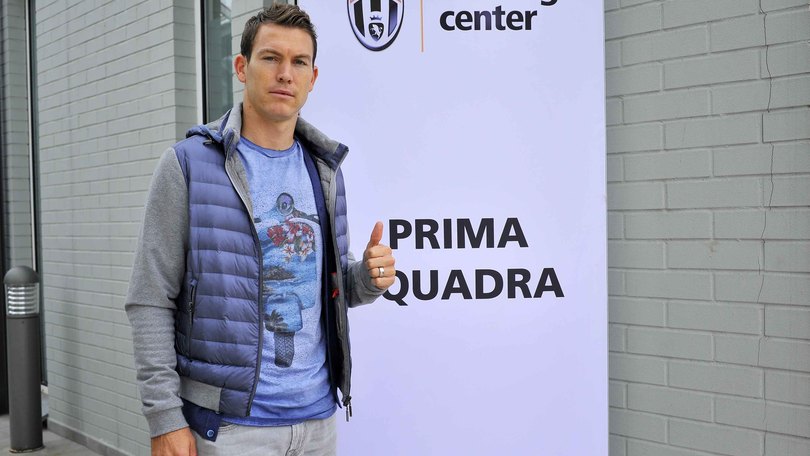 Juve, Lichtsteiner torna a Vinovo dopo l'operazione