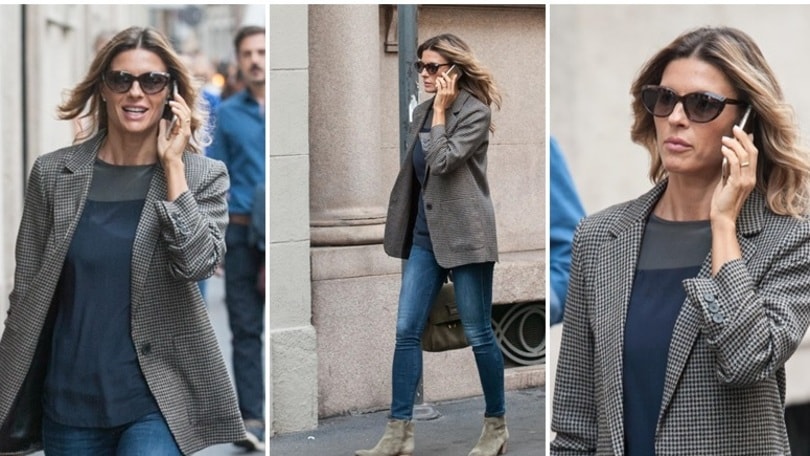 Martina Colombari, shopping e sorrisi al telefono