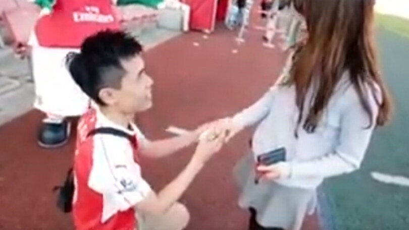 Da Hong Kong per chiederle la mano...All'Emirates!