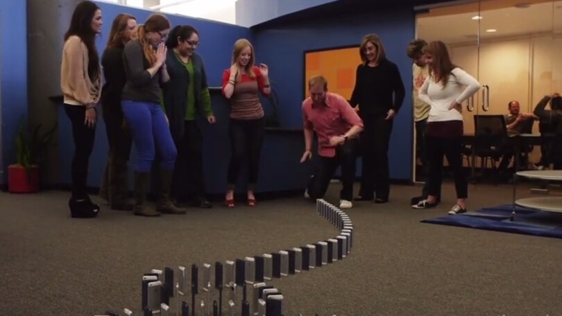 Domino con 10.000 Iphone: il risultato è spettacolare