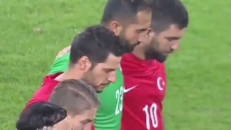 Strage Ankara, fischi durante il minuto di silenzio