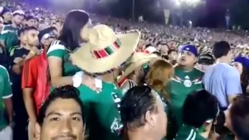 Ultras donne in azione, scontri durante Messico-Usa