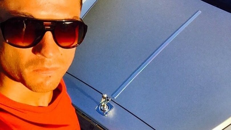 Cristiano Ronaldo e la mania dei selfie in auto