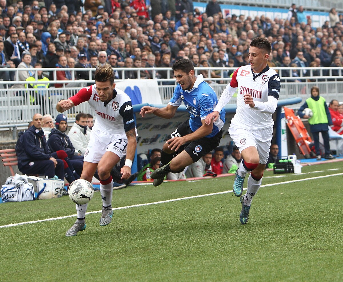 Il Cagliari perde col Novara e saluta la vetta