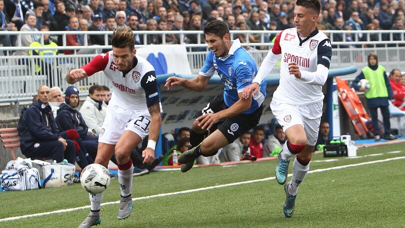Il Cagliari perde col Novara e saluta la vetta