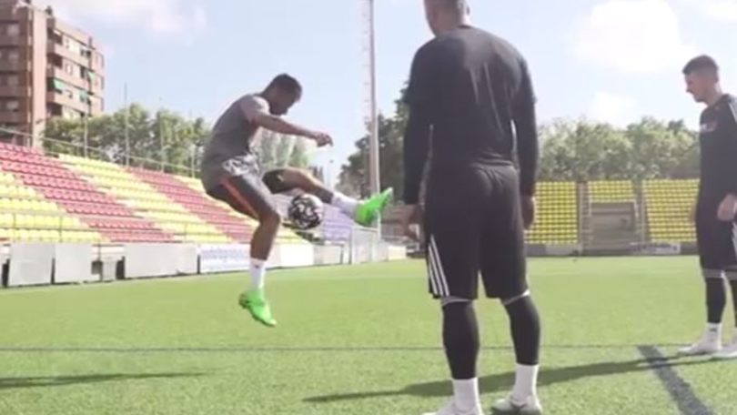 Neymar sfida i freestyler di Pes 2016: che numeri!