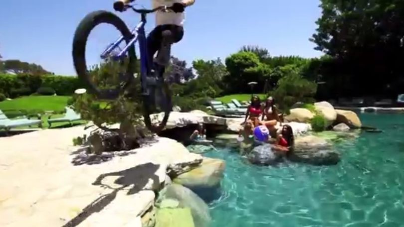 Playboy Mansion, irrompe la mountain bike di MacAskill