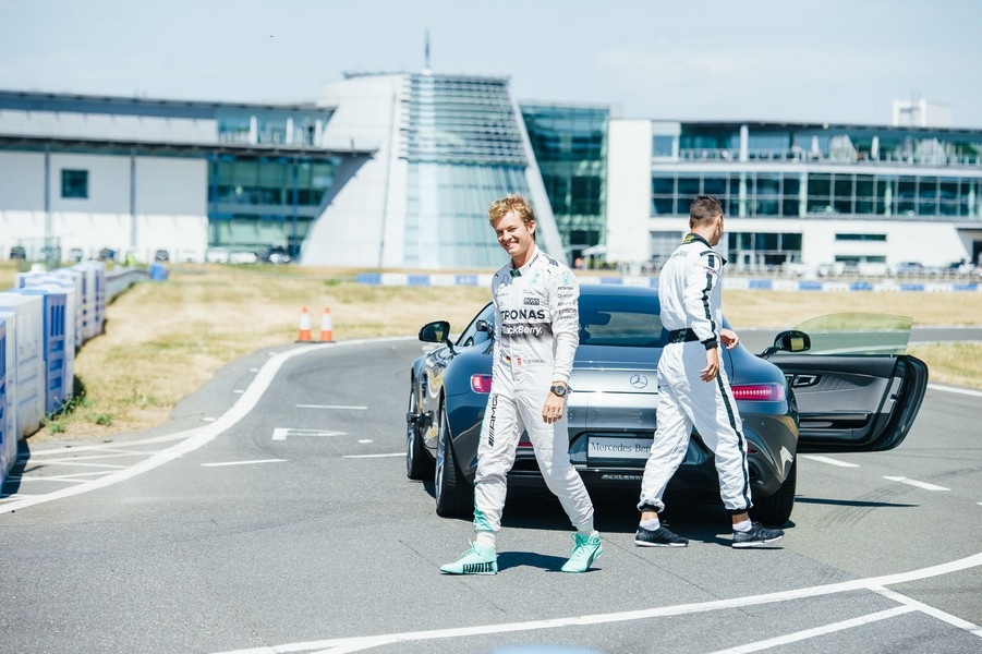 Mercedes, Rosberg porta in pista il campione di golf
