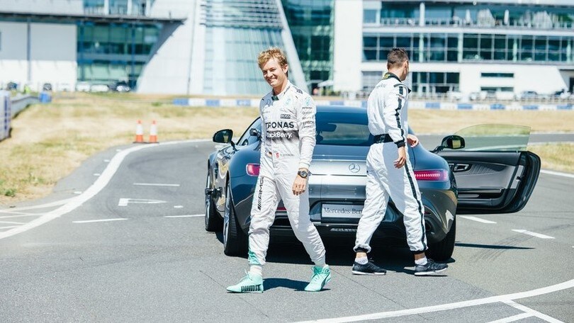 Mercedes, Rosberg porta in pista il campione di golf