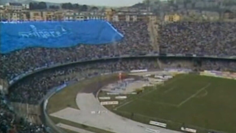 Napoli, la magia di Maradona con il Verona compie 30 anni