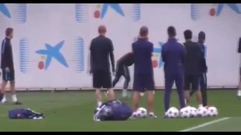 Mascherano, tunnel umiliante ai danni di Neymar