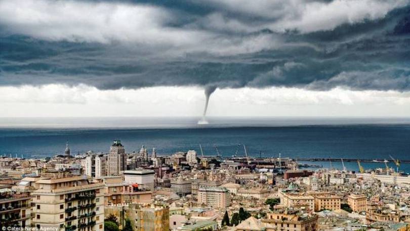 Mega tornado a Genova: gli scatti del turista russo