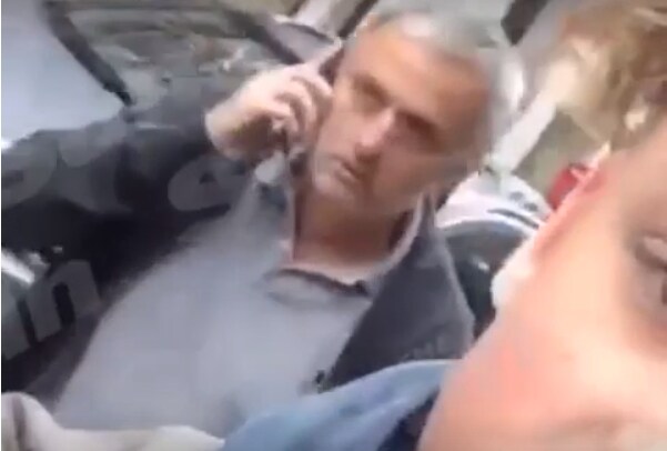 Champions League, Mourinho strappa telefono a tifoso
