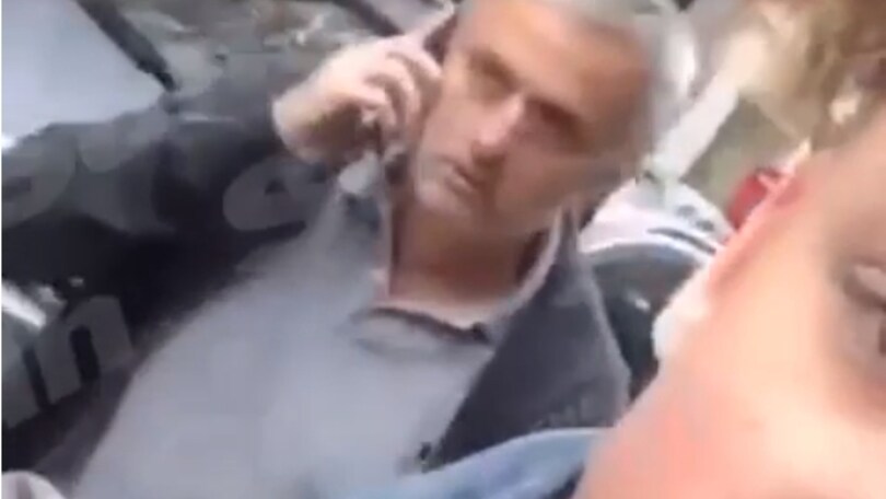 Champions League, Mourinho strappa telefono a tifoso