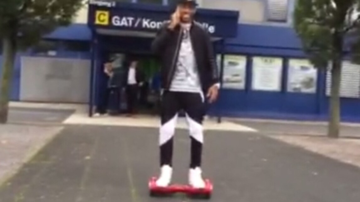 Hoverboard, anche Aubameyang si diverte sullo skate