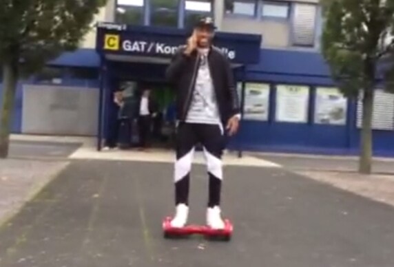 Hoverboard, Aubameyang sfreccia sullo skate del futuro