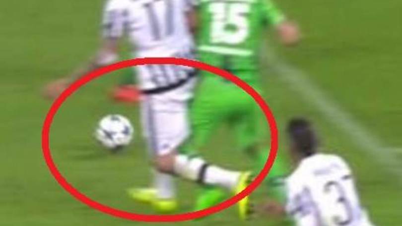Juve, Dominguez graziato dal rosso e dal rigore
