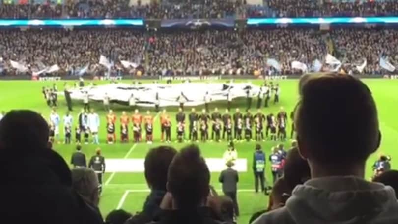 I tifosi del City fischiano l'inno della Champions