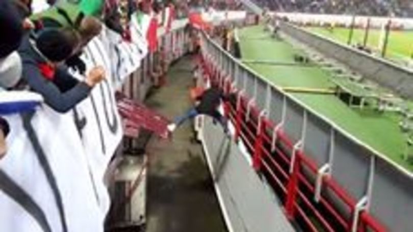 Tifoso Lokomotiv sfugge alla security e torna in curva