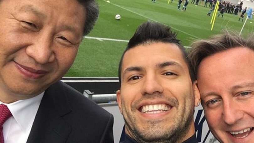 Cameron, visita al City e selfie con Aguero