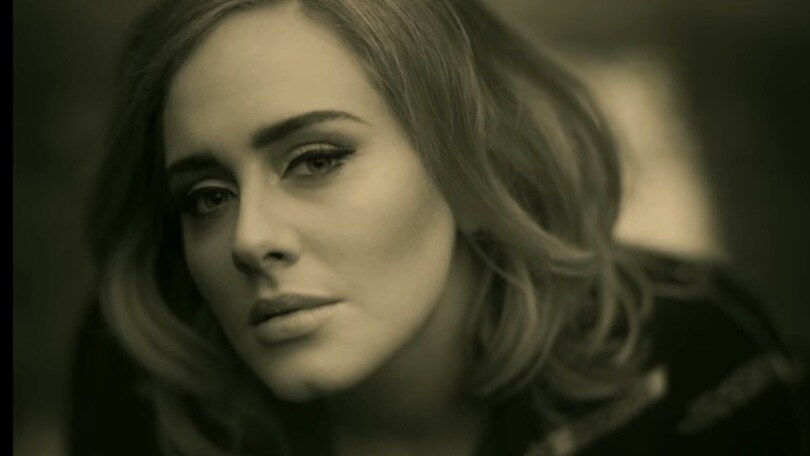 Adele è tornata. Ecco il nuovo singolo "Hello"