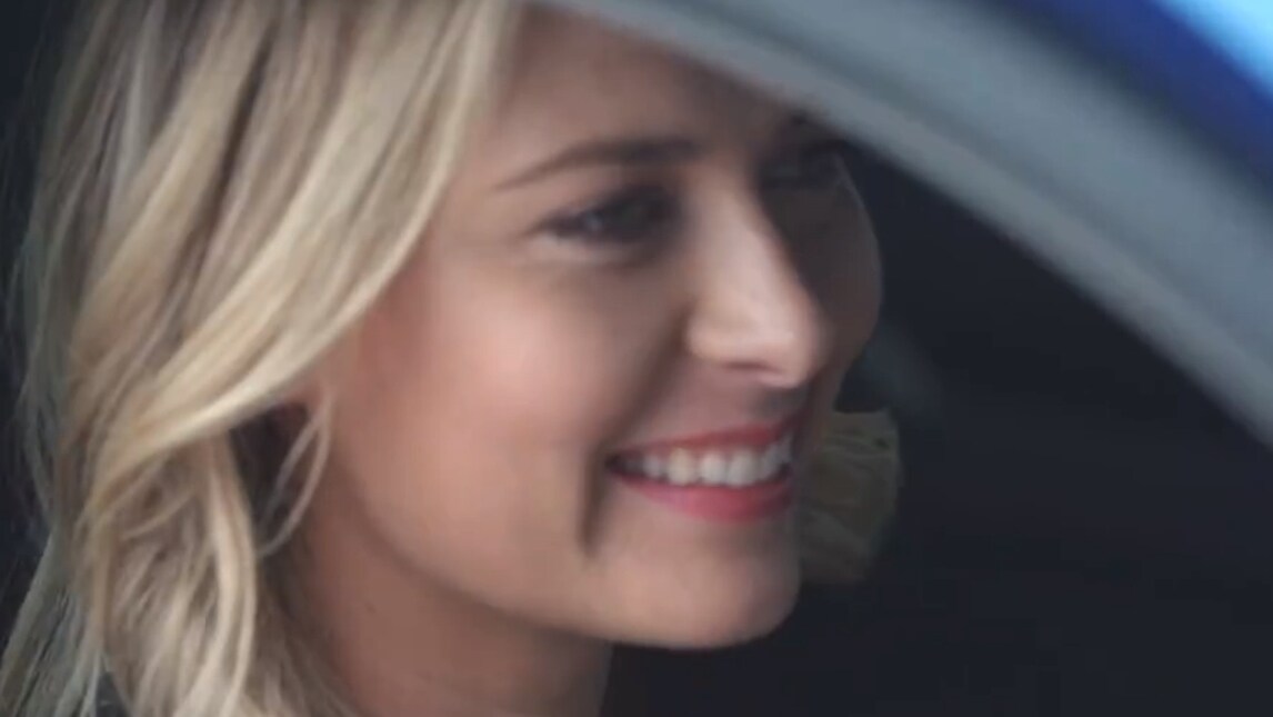 Maria Sharapova, la sexy eleganza a bordo di una Porsche