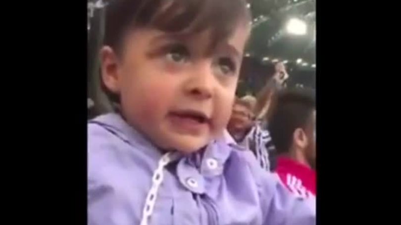 La bambina di 2 anni che canta l'inno della Juve
