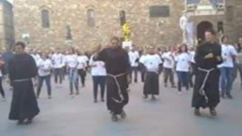 Flash mob dei frati a Firenze: musica e danza