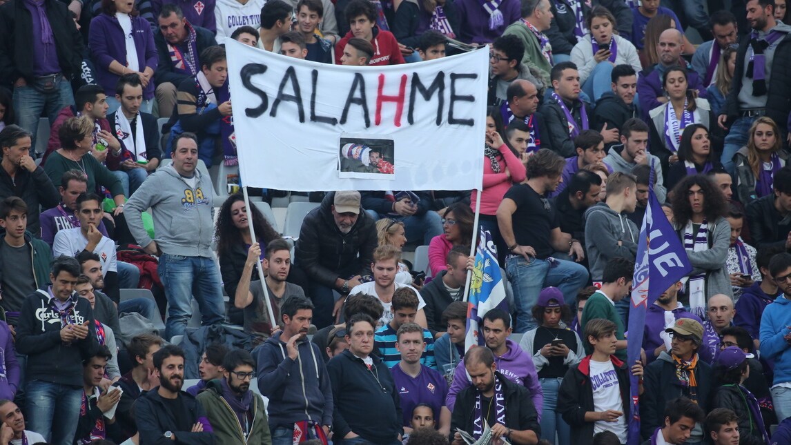 Al Franchi i tifosi della Fiorentina accolgono così Salah