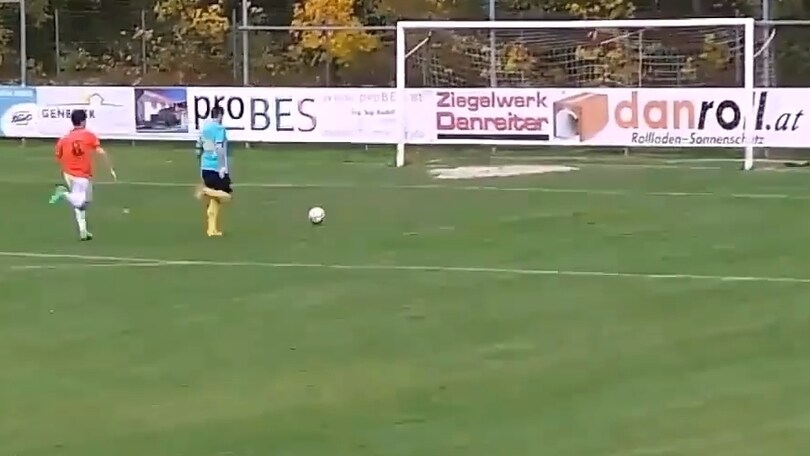 Sbaglia un gol clamoroso e i tifosi scoppiano a ridere