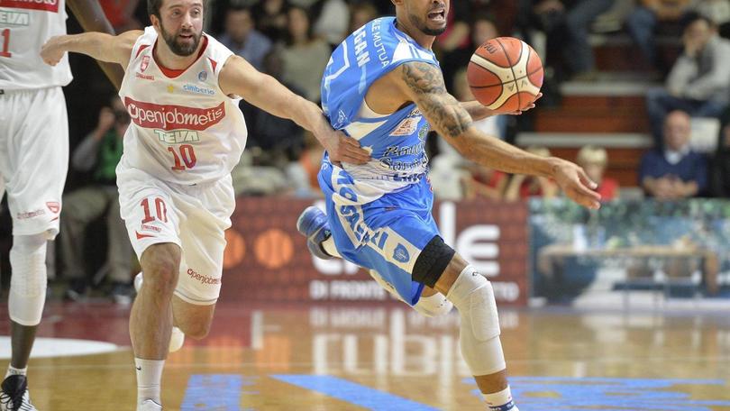 Logan doma Varese, posticipo a Sassari