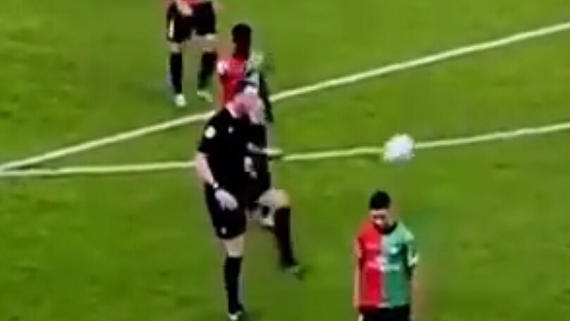 L'arbitro sorprende tutti e fa una giocata alla Neymar