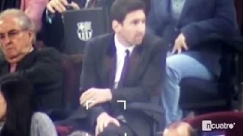 Una telecamera su Messi in tribuna per 90 minuti