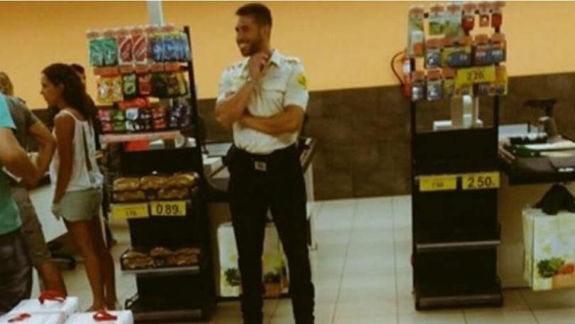 Sergio Ramos vigilante al supermarket? E' solo un sosia