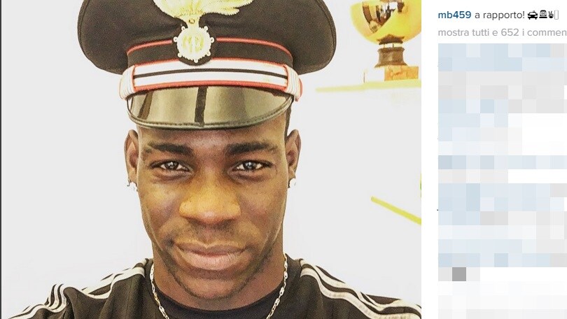 Balotelli carabiniere su Instagram: «A rapporto»